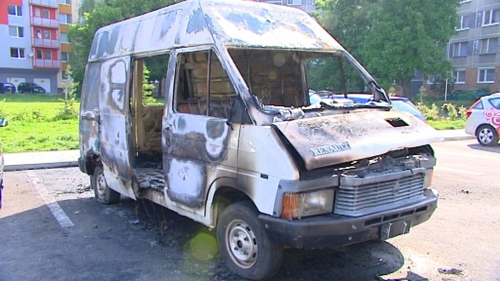 Trnava_zhorené auto_Renault_autentické foto_konkrétny prípad